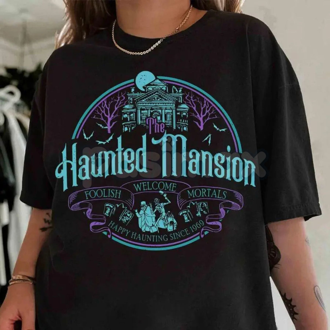 Vintage Haunted Mansion Hitchhiking Ghosts T-Shirt - Retro Halloween 