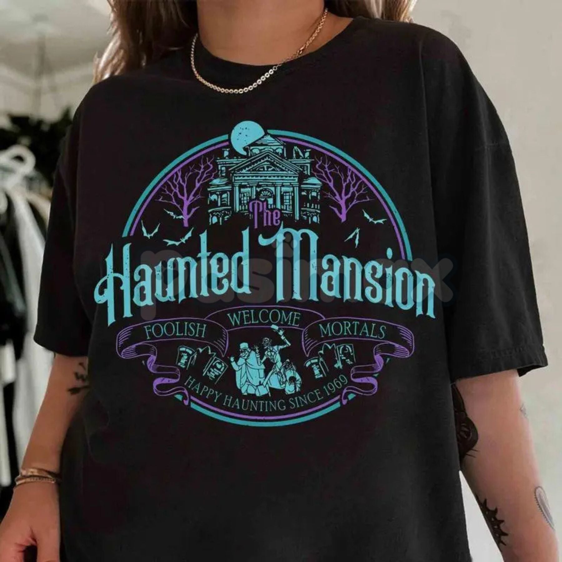 Vintage Haunted Mansion Hitchhiking Ghosts T-Shirt - Retro Halloween 