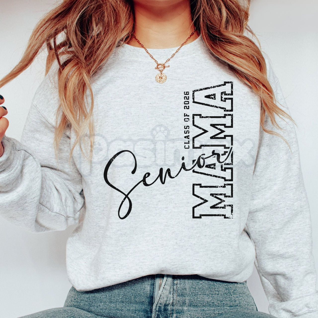 Class of 2026 Senior MAMA Sweatshirt | Graduation Mom Crewneck | Senior 2026 Mama Graphic Shirt | Proud Graduation Mother Jumper | Retro Varsity Senior Mom Pullover | Graduation Gift for Mom