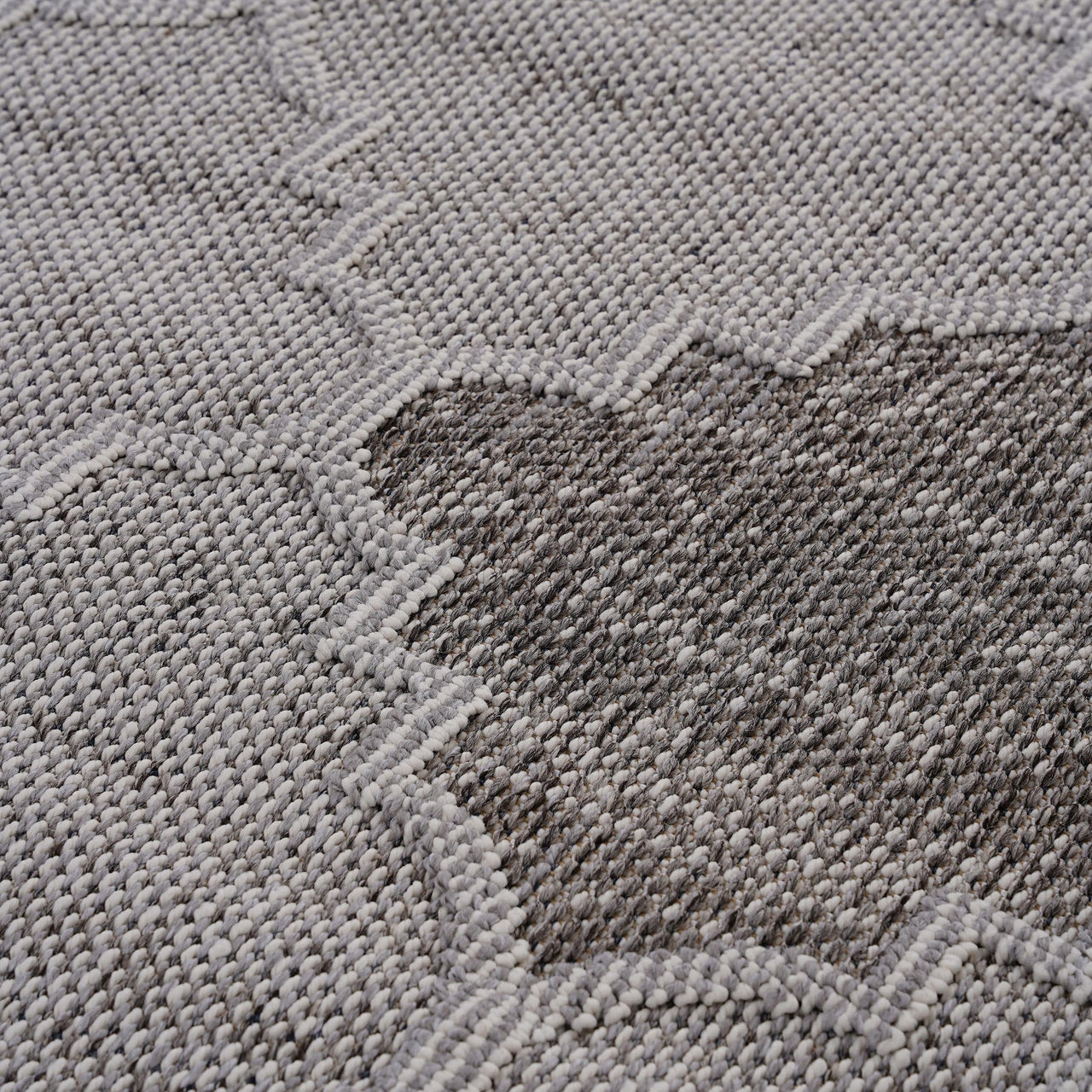 NAAR Guros Collection 6X9 White / Grey / Trellis Indoor / Outdoor Area Rug