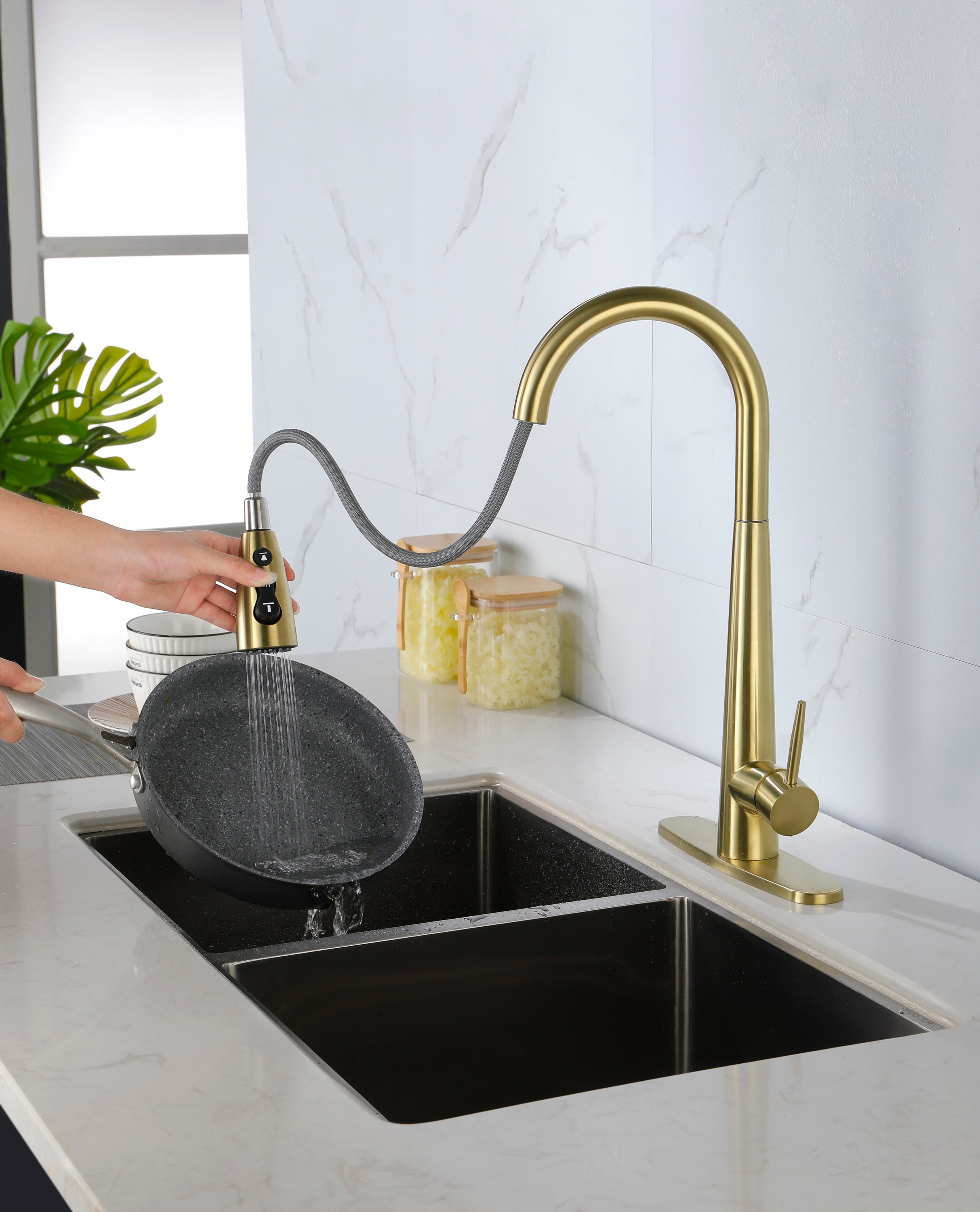 Single Handle Stainless Steel Kitchen Sink Faucet with Pull Down Sprayer
