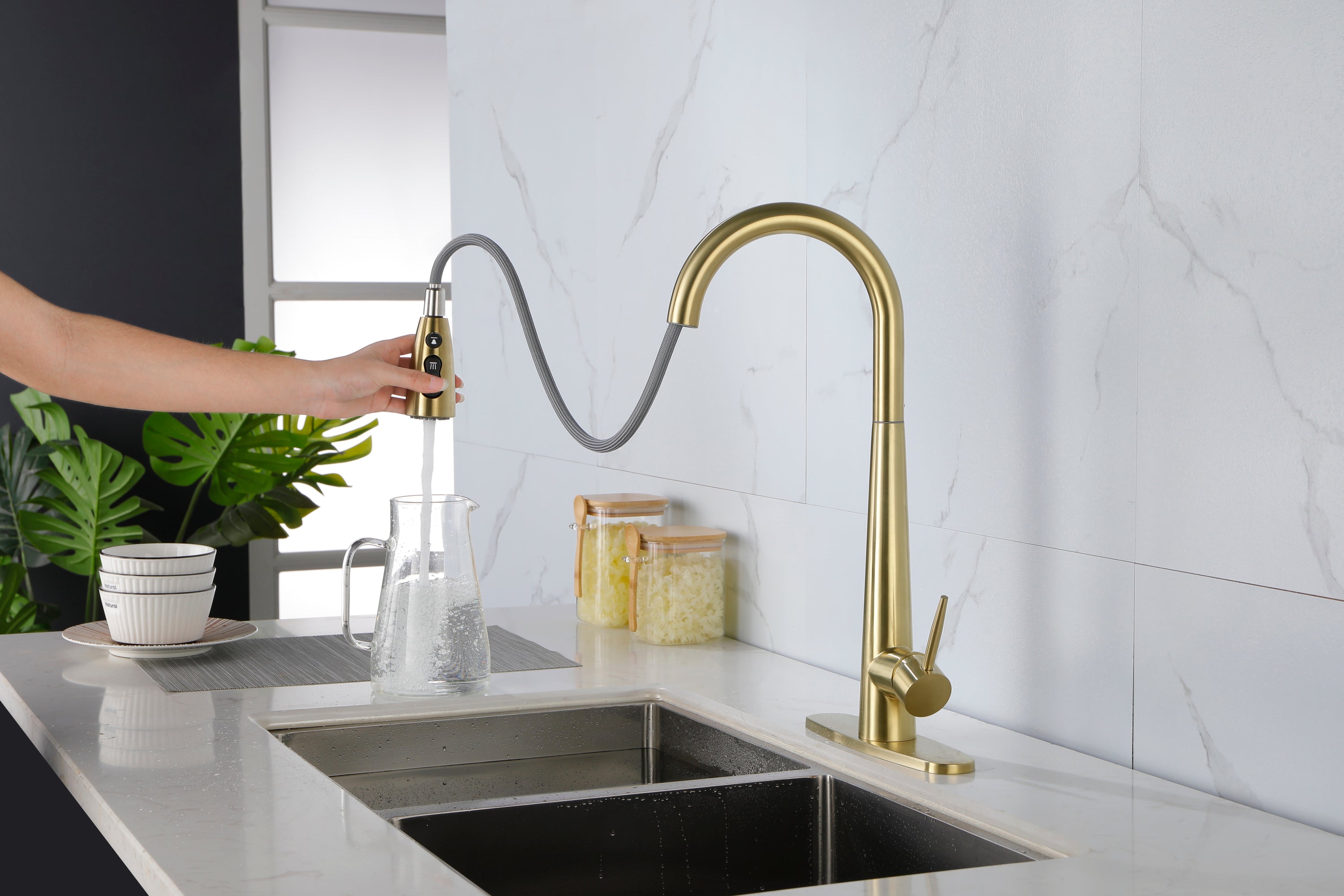 Single Handle Stainless Steel Kitchen Sink Faucet with Pull Down Sprayer