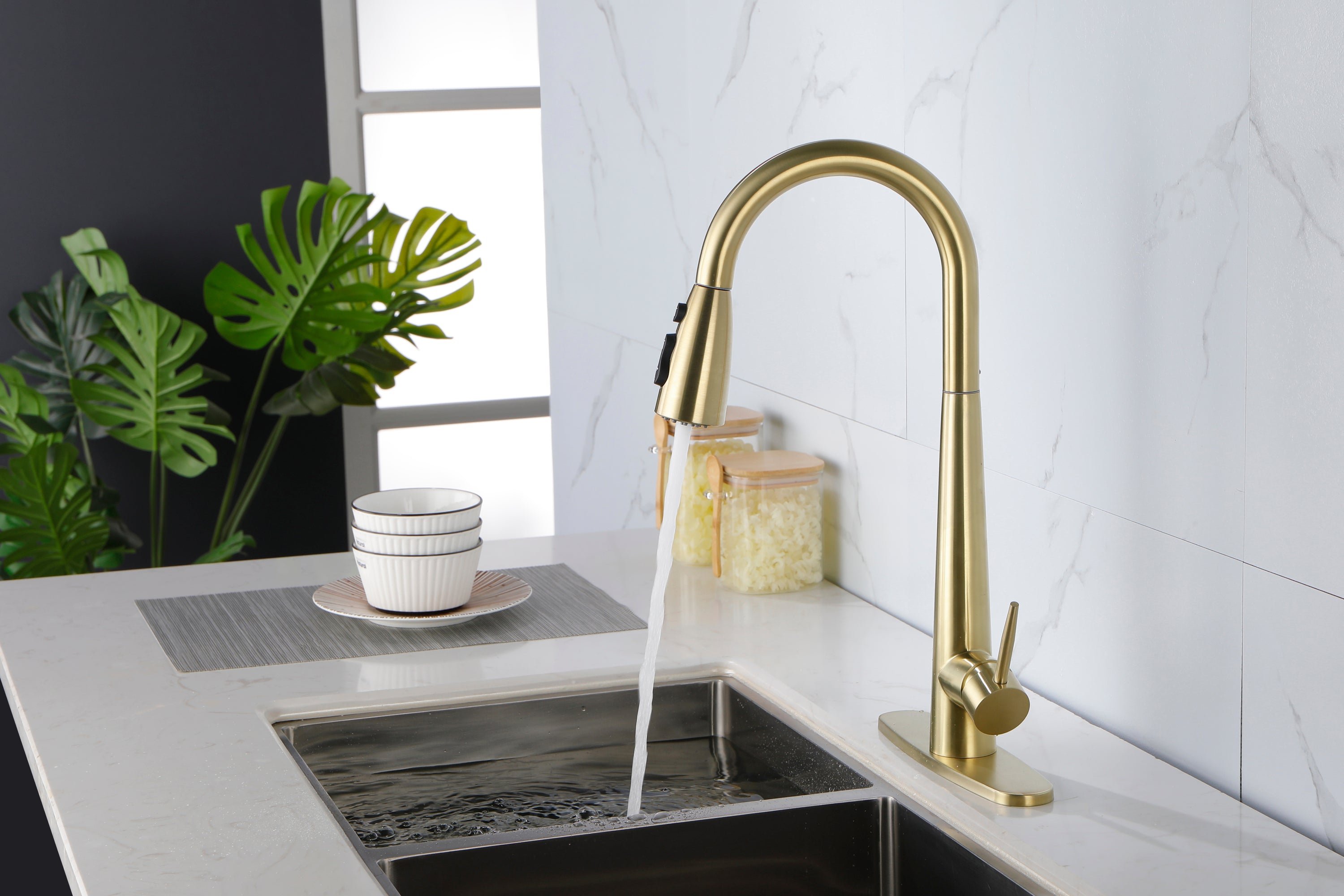 Single Handle Stainless Steel Kitchen Sink Faucet with Pull Down Sprayer