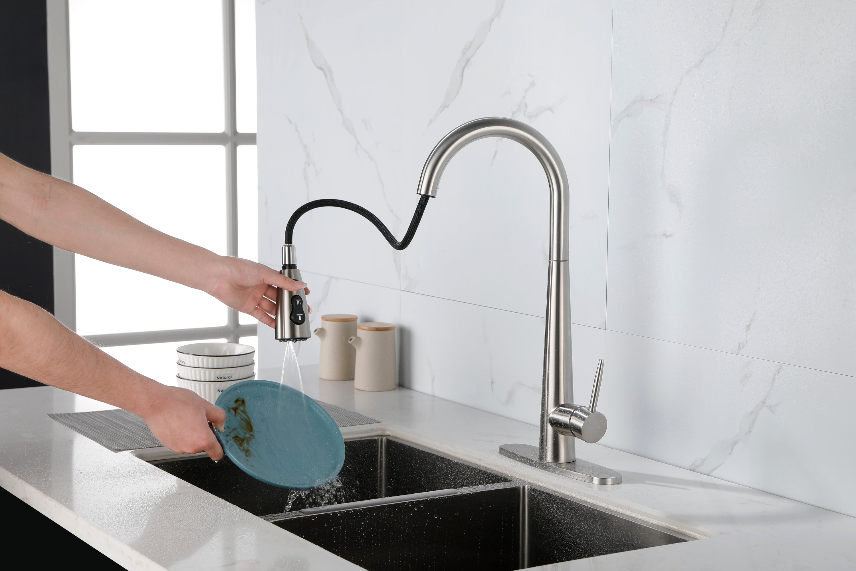 Single Handle Stainless Steel Kitchen Sink Faucet with Pull Down Sprayer