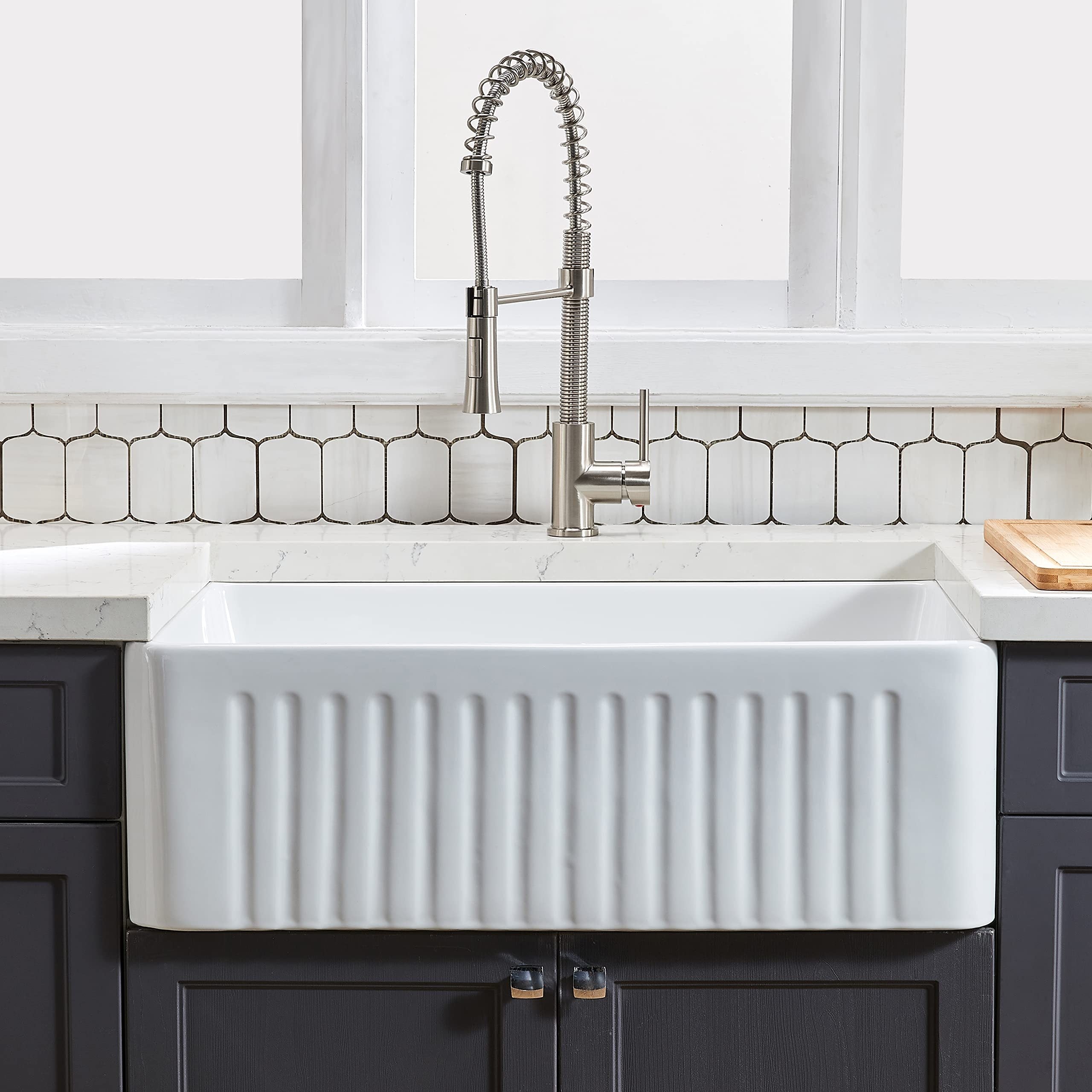 Fireclay 33' L X 20' W Farmhouse Kitchen Sink with Grid and Strainer