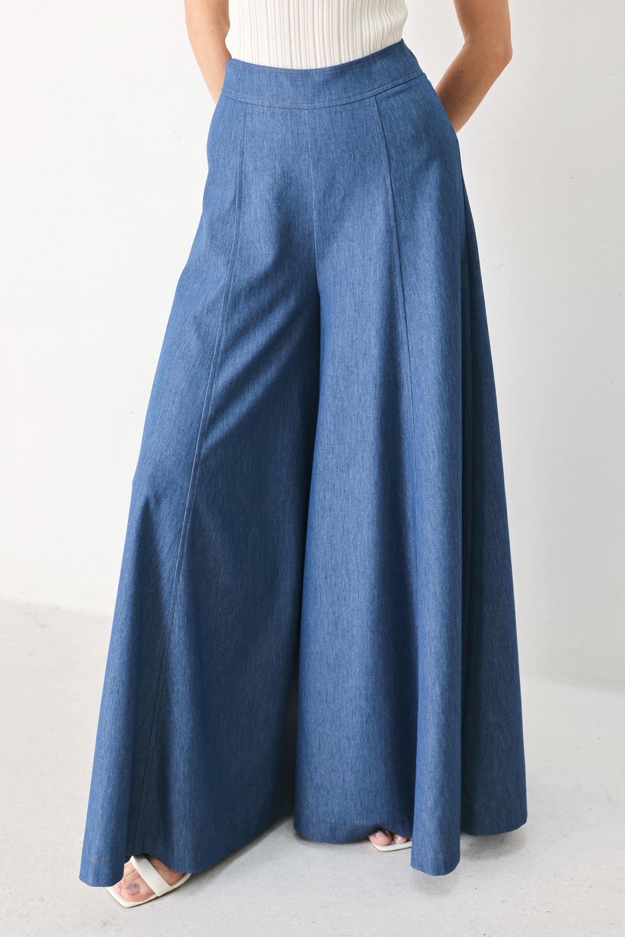CASUAL ROMANCE WOVEN PANTS