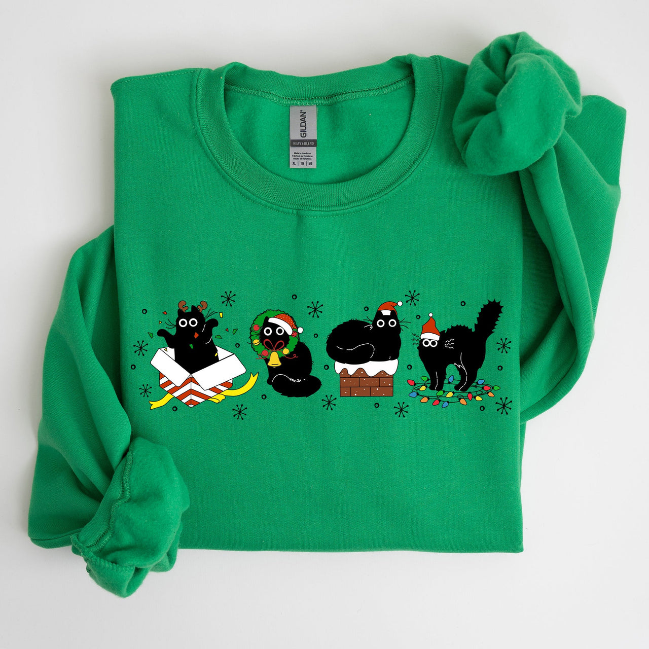 Funny Christmas Cats Santa Xmas Cozy Whimsical Cat Scene For Holiday Cheer Sweatshirt