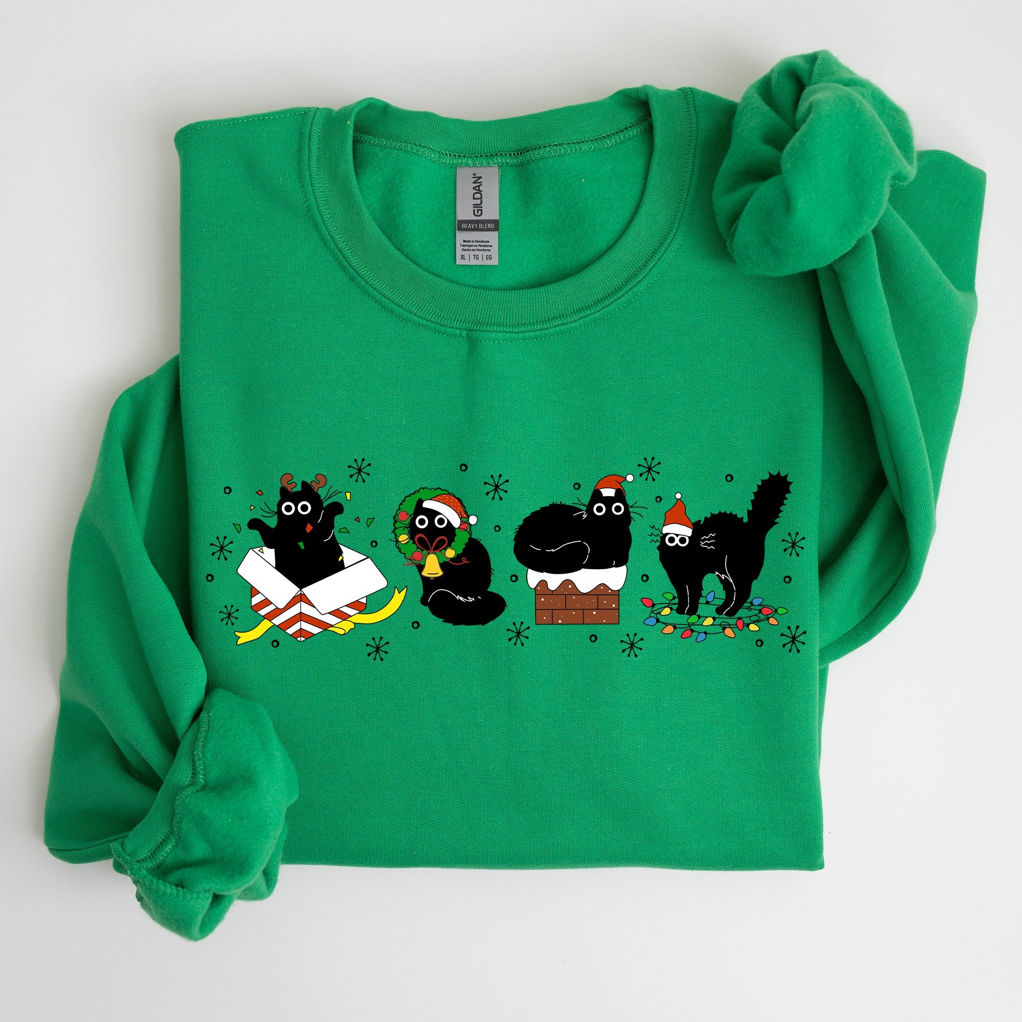 Funny Christmas Cats Santa Xmas Cozy Whimsical Cat Scene For Holiday Cheer Sweatshirt
