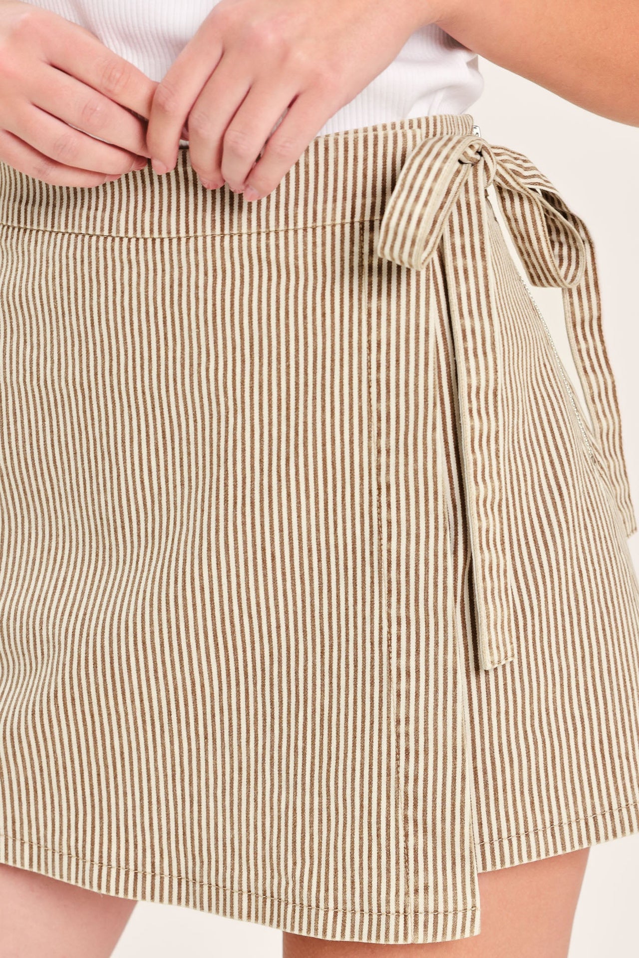 MODERN STRIPE WOVEN SKORT