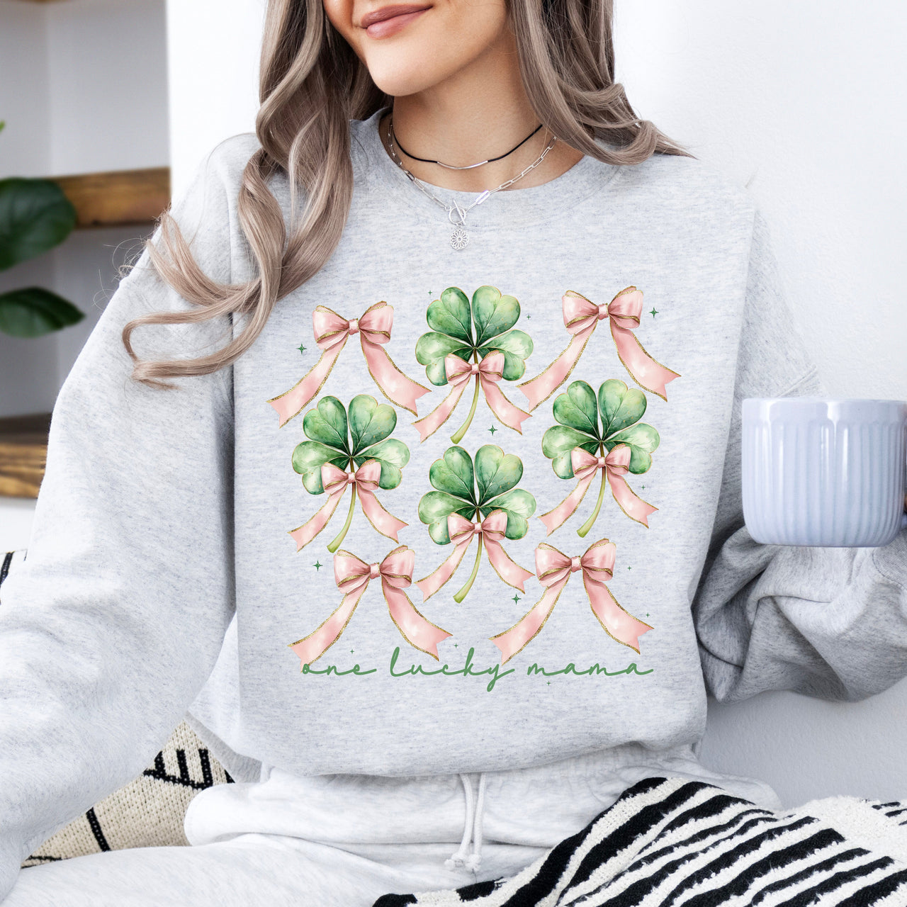 One Lucky Mama St Patrick's Day Coquette Bow Clover Shamrock Lucky Irish Lucky Charm Sweatshirt