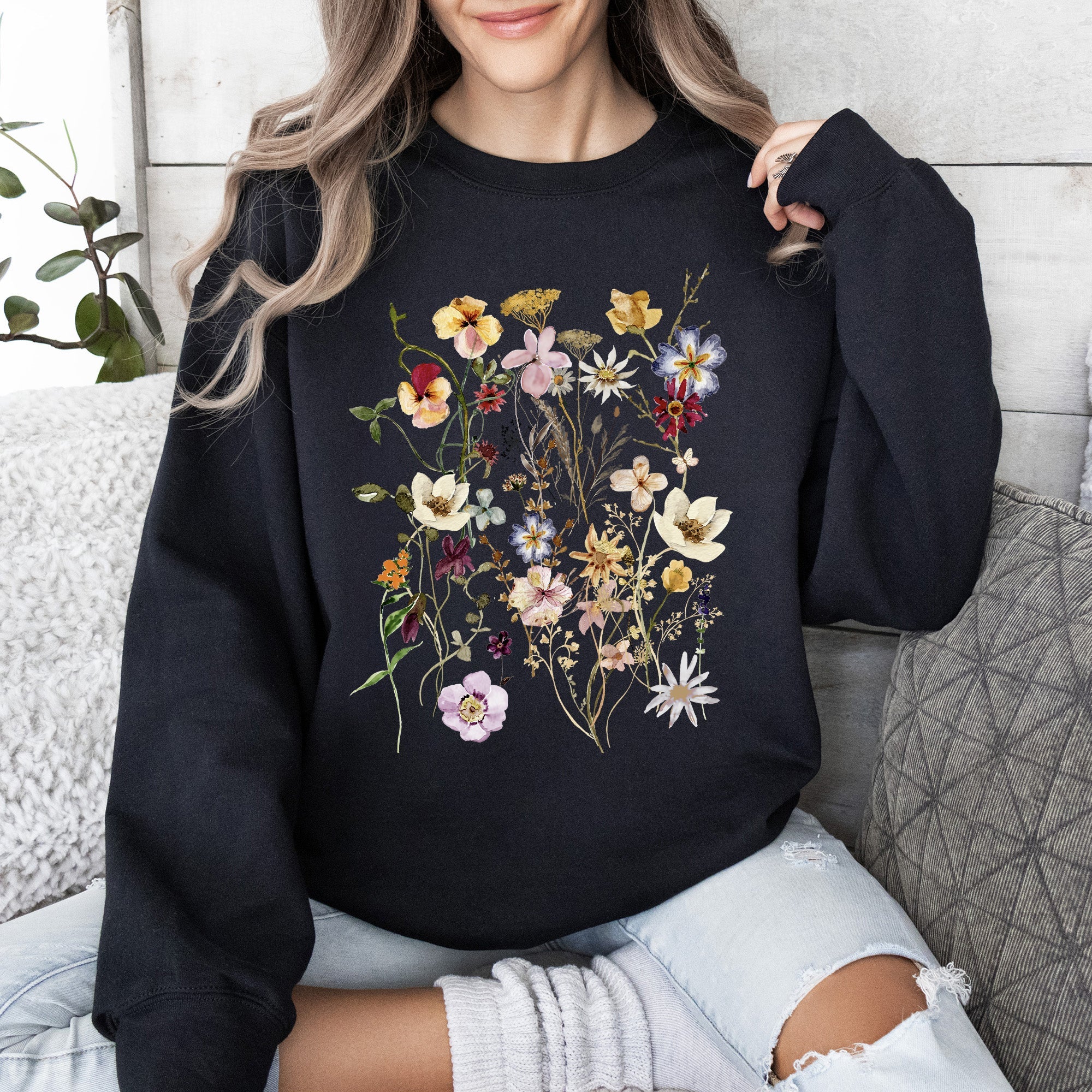 Clover Meadow Pressed Flower Botanical Print Nature Inspired Garden Floral Pattern Sweatshirt