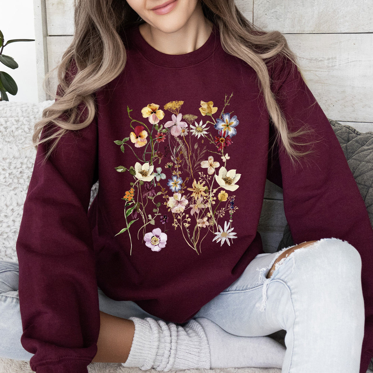 Clover Meadow Pressed Flower Botanical Print Nature Inspired Garden Floral Pattern Sweatshirt