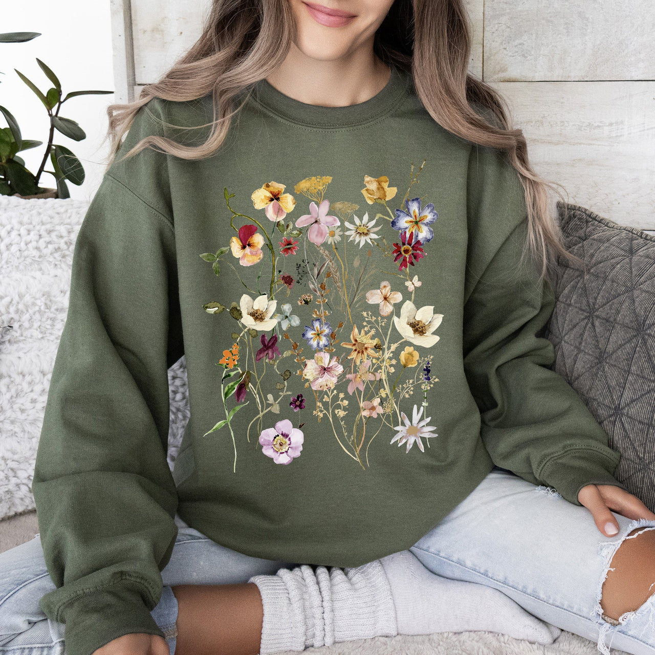 Clover Meadow Pressed Flower Botanical Print Nature Inspired Garden Floral Pattern Sweatshirt
