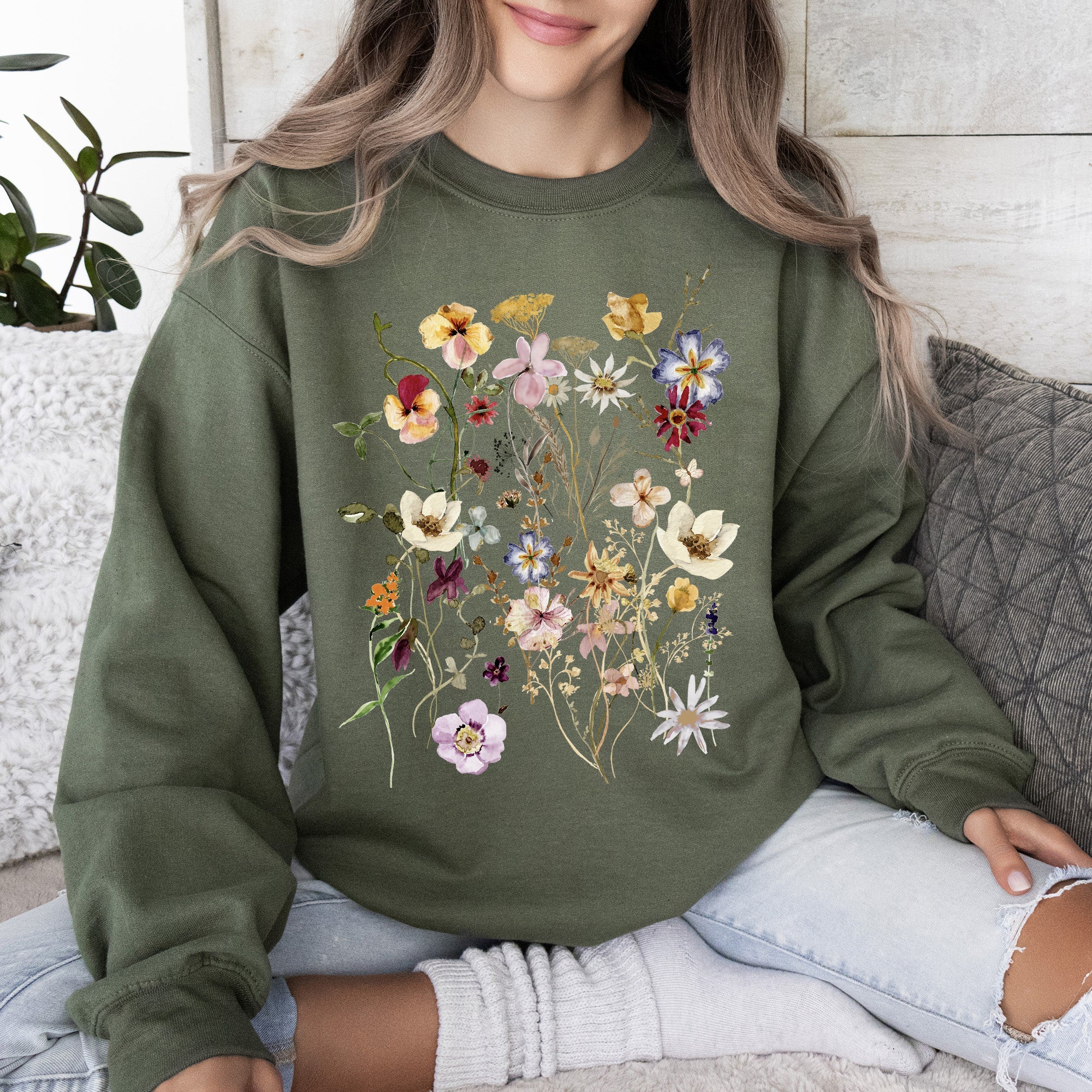 Clover Meadow Pressed Flower Botanical Print Nature Inspired Garden Floral Pattern Sweatshirt