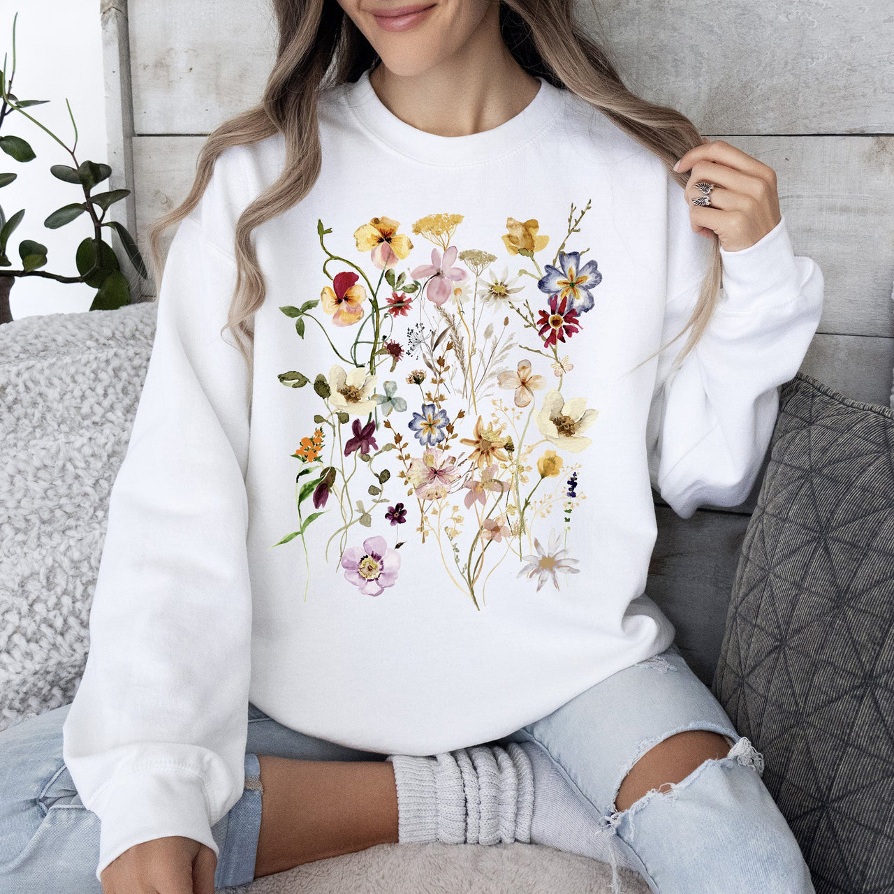 Clover Meadow Pressed Flower Botanical Print Nature Inspired Garden Floral Pattern Sweatshirt