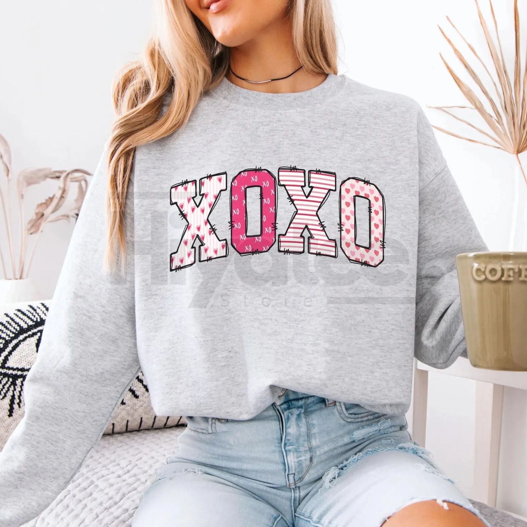 Preppy Valentines Day Sweatshirt: XOXO Women's Retro Hugs and Kisses Crewneck