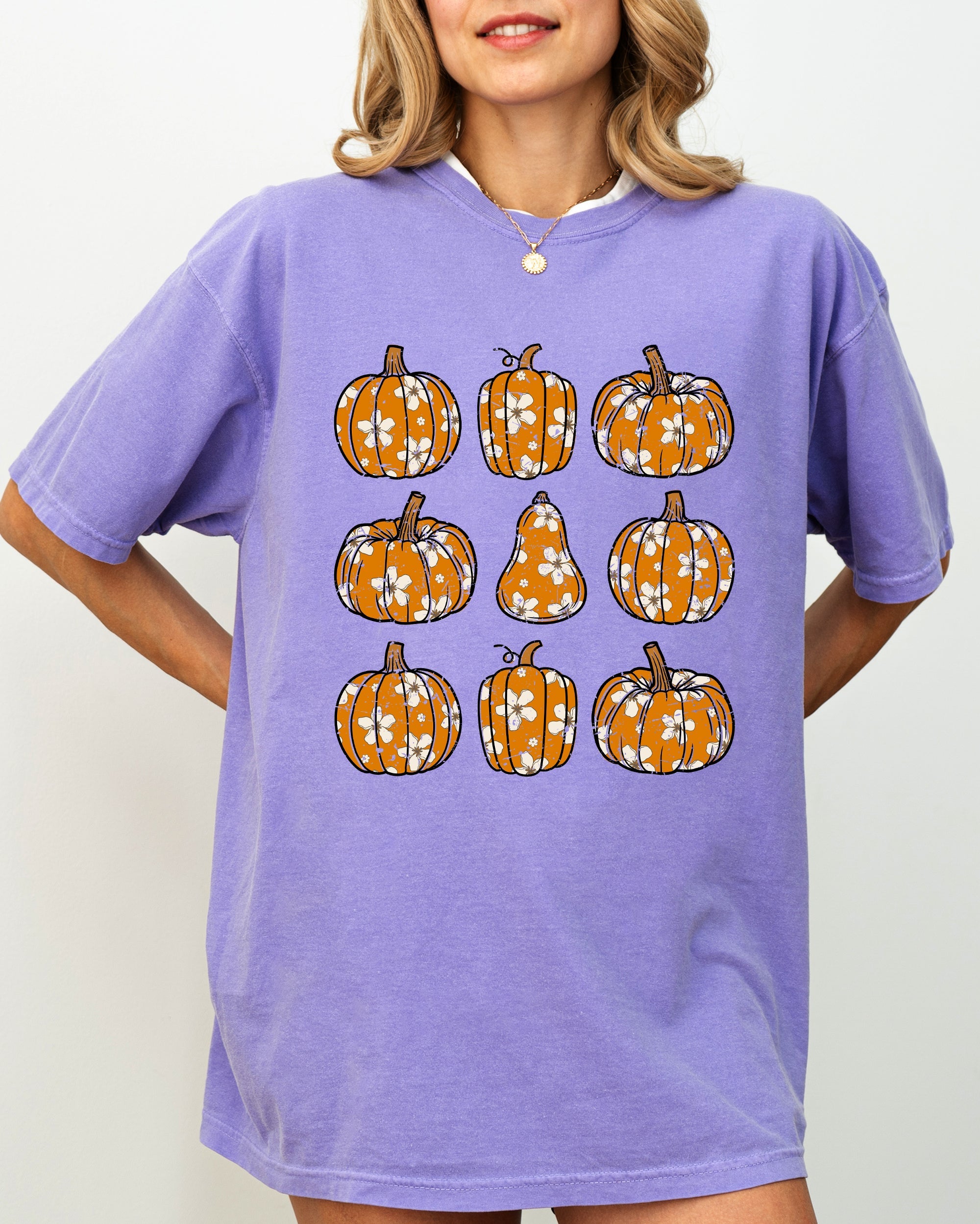 Retro Floral Pumpkins Halloween Jack-O-Lantern Fall Autumn Vibes Comfort Colors Tee