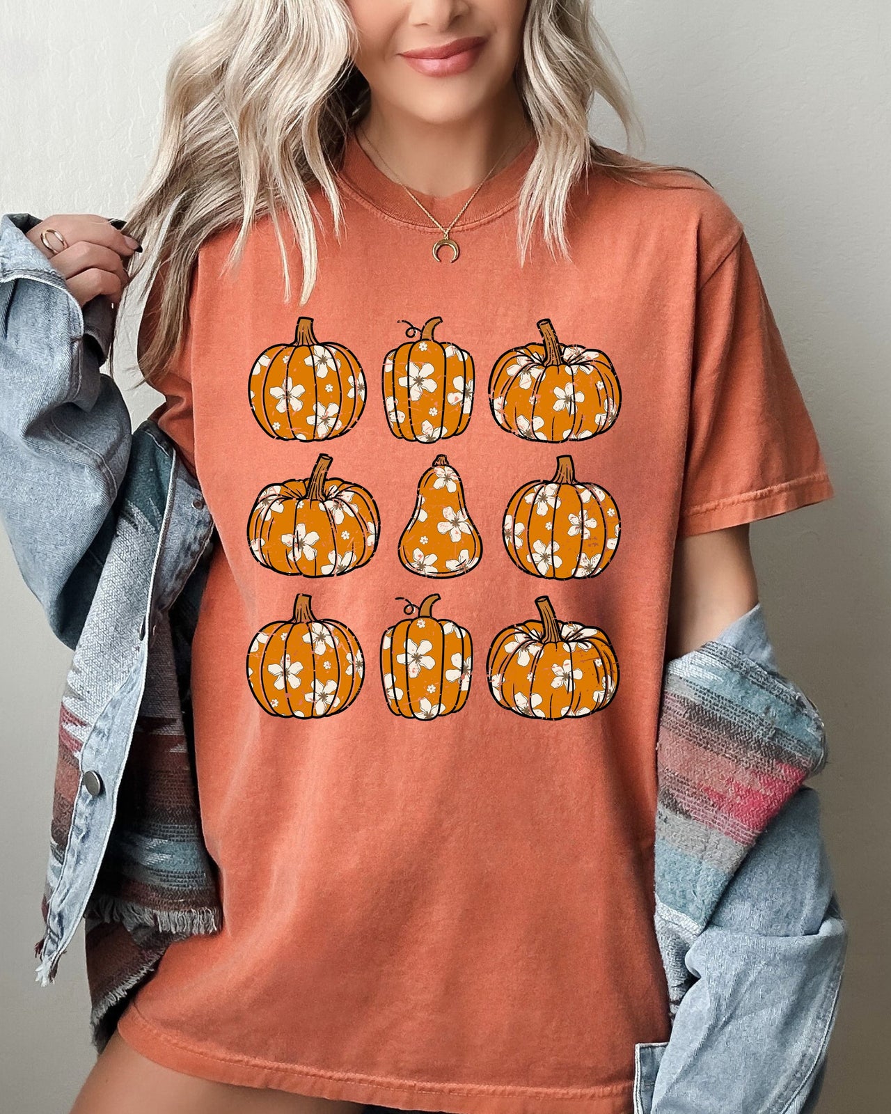 Retro Floral Pumpkins Halloween Jack-O-Lantern Fall Autumn Vibes Comfort Colors Tee