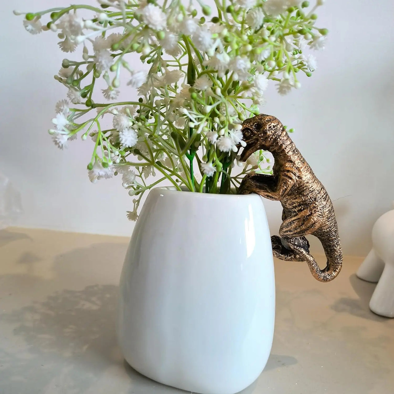 Decorated dinosaur statues, plant hangers decorated dinosaurs, cute animals, potted plants, buddies, dinosaurs, decorative hange