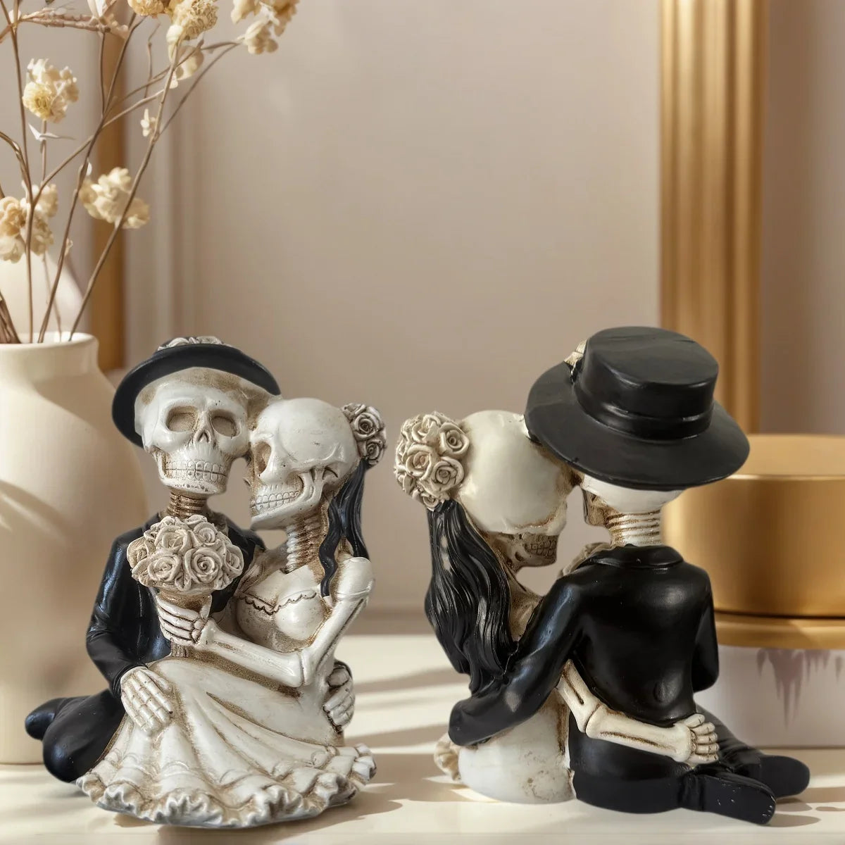 1 Piece Skull Couple Decoration - Gothic Romantic Resin Art Decoration, Halloween Decoration, Unique Home and Escape Room Display Decoration.