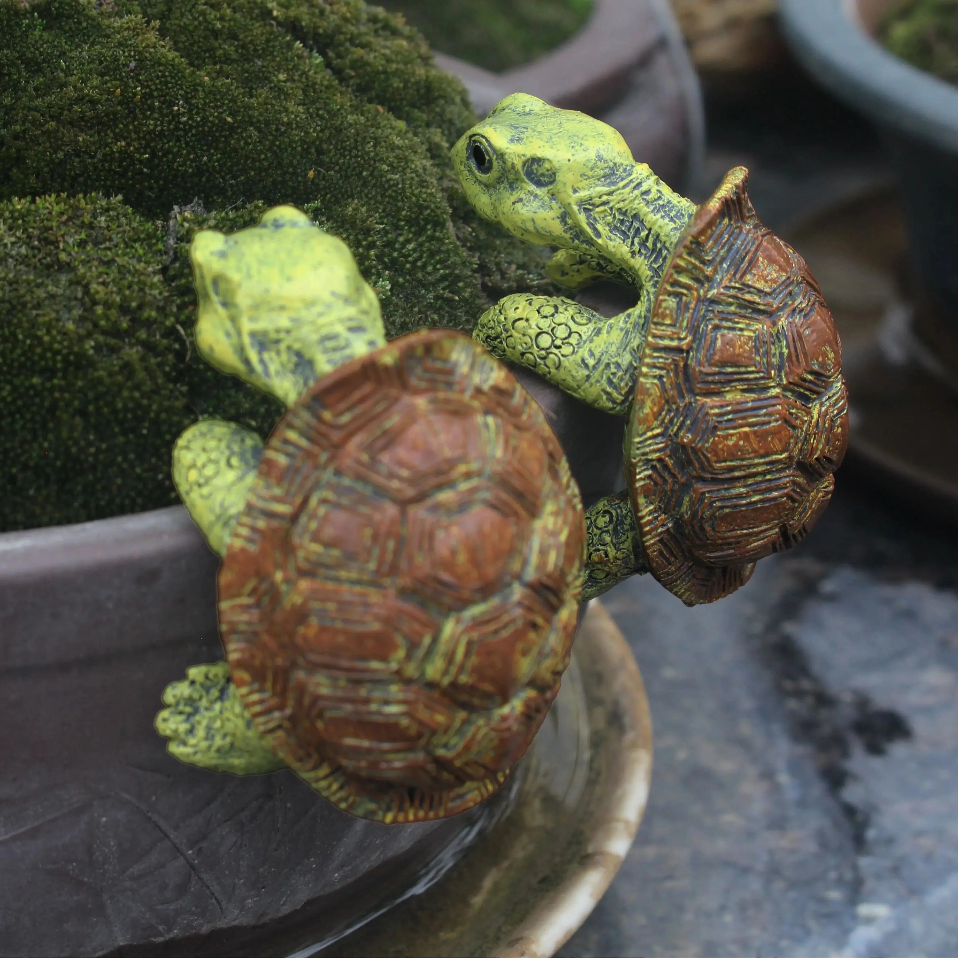 1 Piece of Cute Resin Rock Climbing Turtle Statue, Indoor and Outdoor Fish Tank Decoration, Flower Pot Decoration, Outdoor Garden Wall Hanging, Courtyard and Home Decoration.