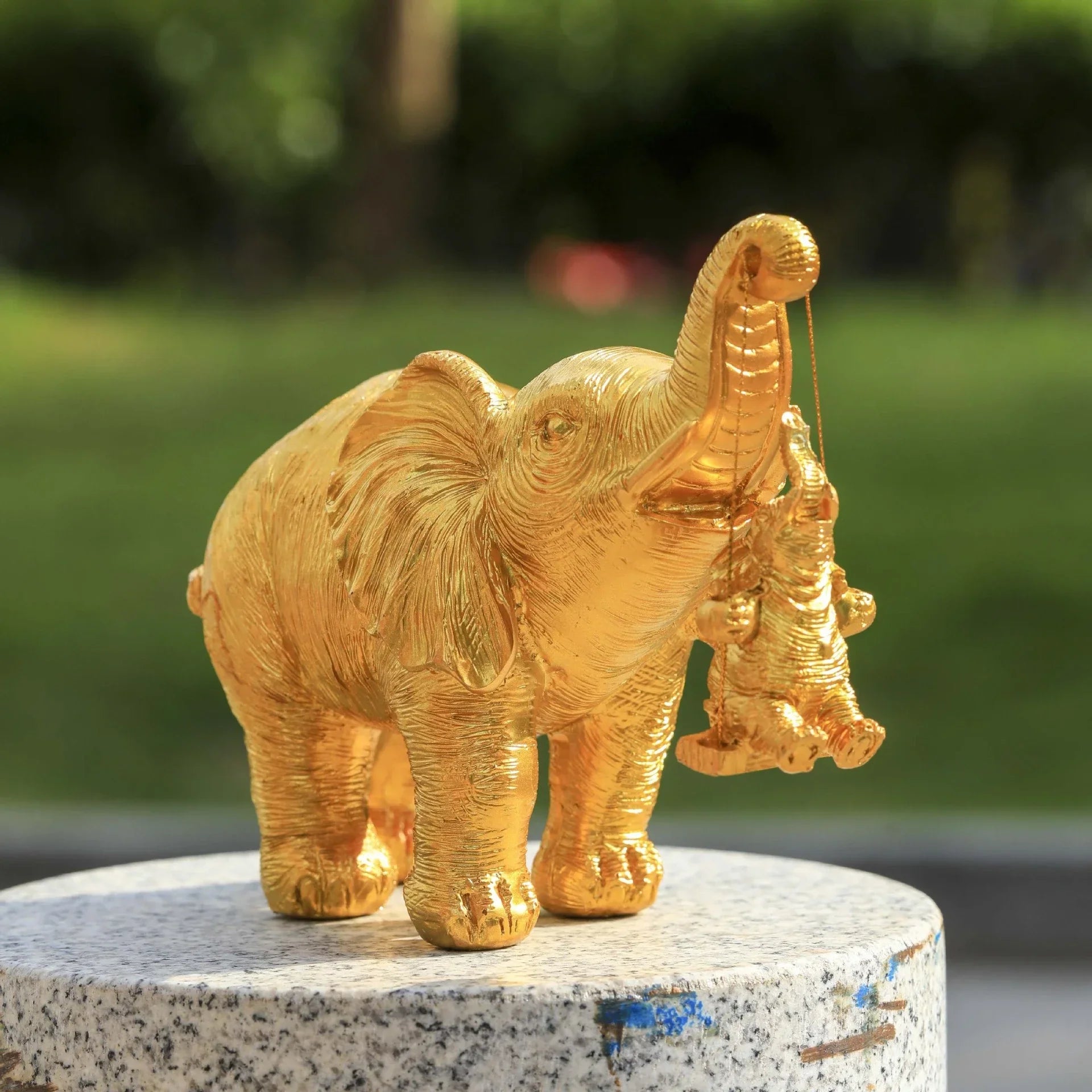 1 Piece of Gold and Silver Mother and Child Elephant Statue Ornament, Mother Holding Baby Elephant in a Warm Pose, Living Room Tabletop, Home Decor Creative Display Item