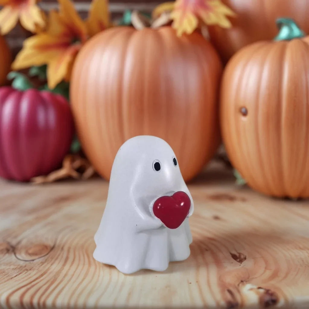 1 Cute Heart-Shaped Ghost Ornament, Halloween-Themed Adorable Design, Great for Decorating Home Desks and Creating a Festive Atmosphere