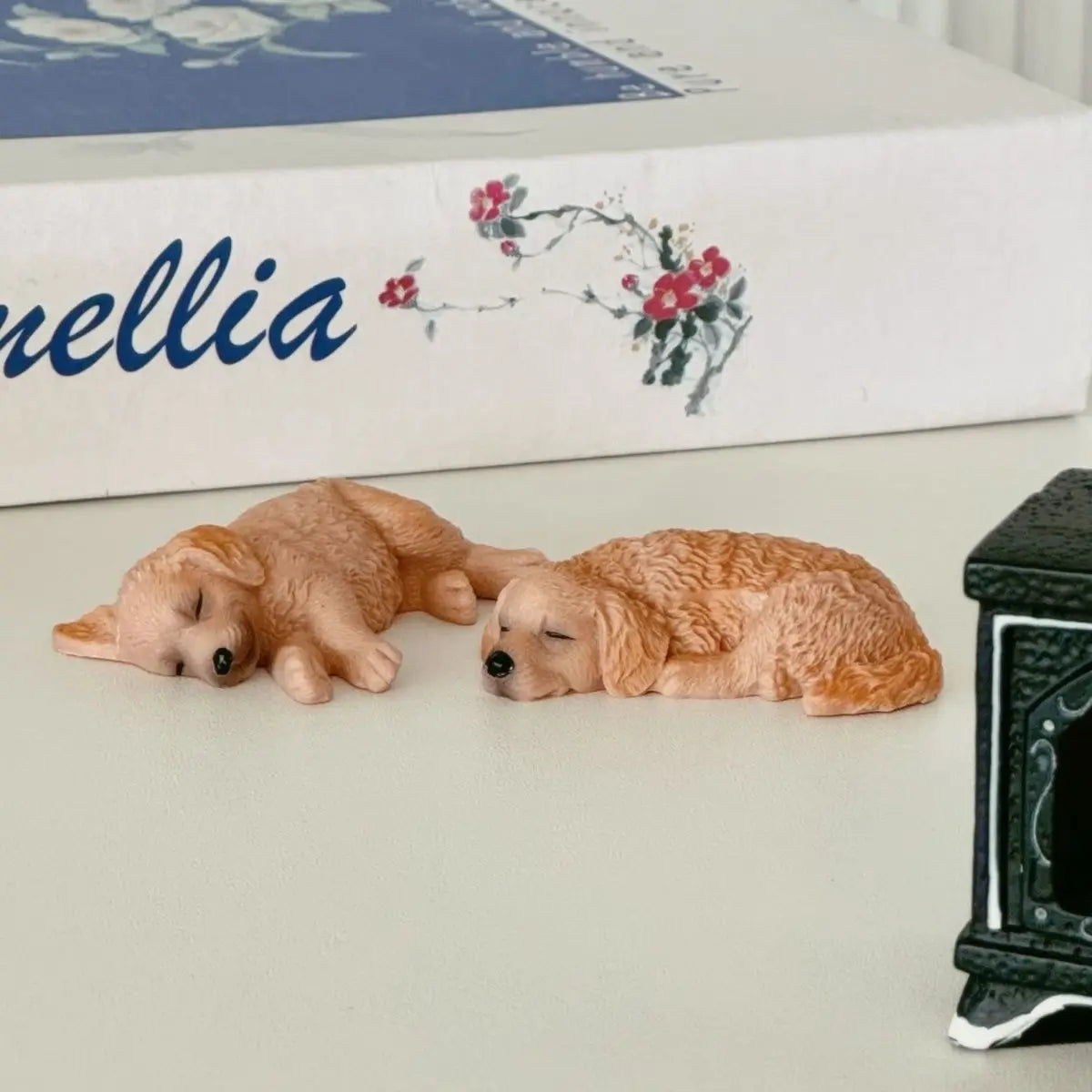 Golden Retriever Dog Resin Car Ornaments Puppy Cute Dog Toy Figure Statue for Car Dashboard Tabletop Decoration