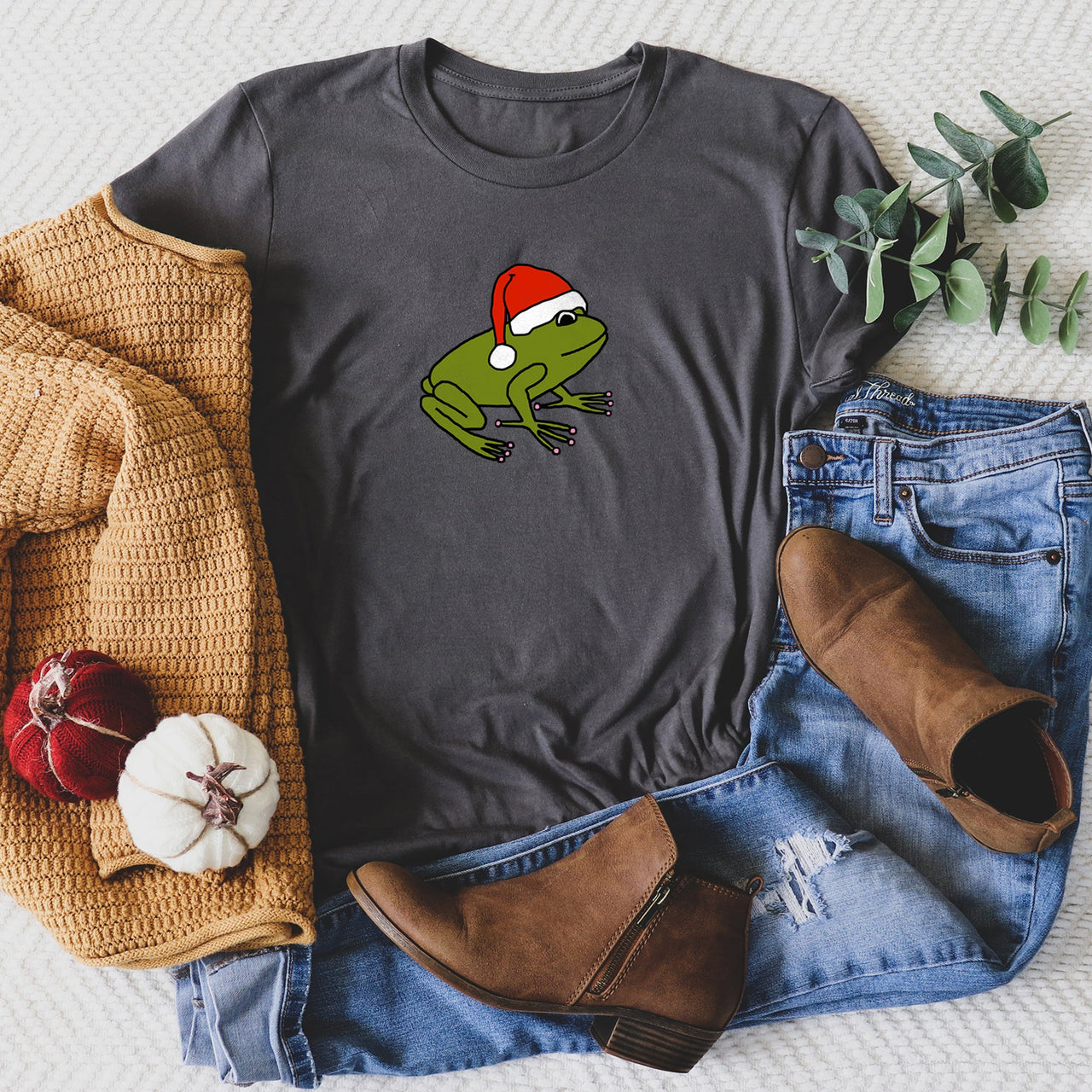 Santa Frog Christmas Retro Toad With Vintage Holiday Pop Art Illustration For A Festive Look Graphic Tee