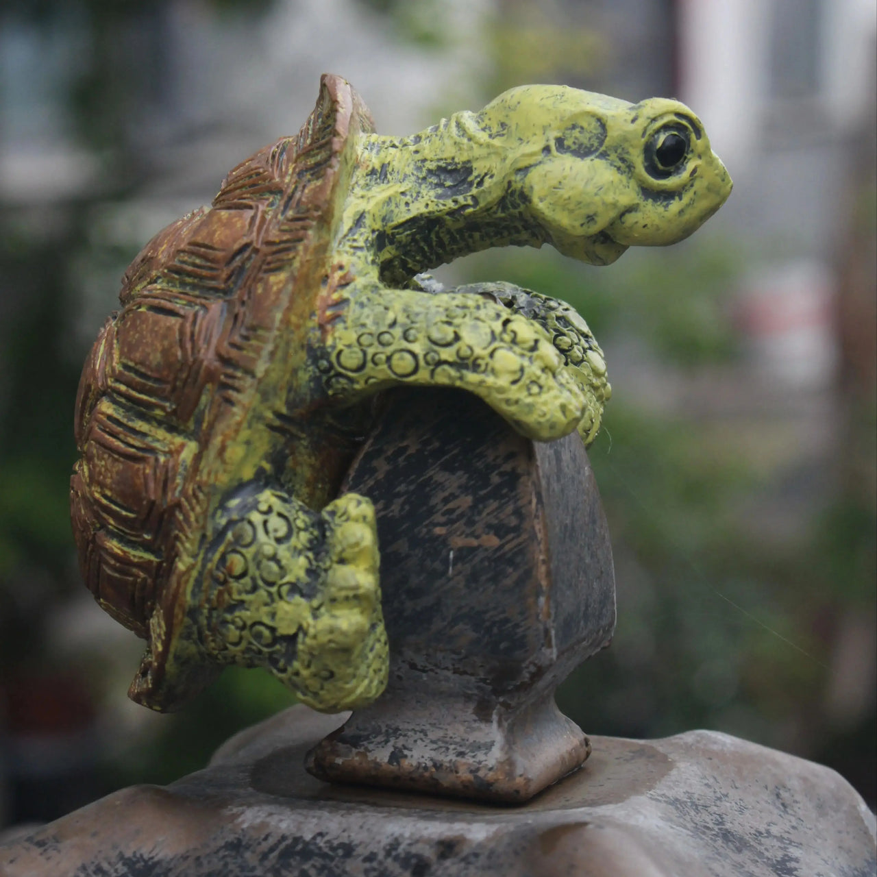 1 Piece of Cute Resin Rock Climbing Turtle Statue, Indoor and Outdoor Fish Tank Decoration, Flower Pot Decoration, Outdoor Garden Wall Hanging, Courtyard and Home Decoration.