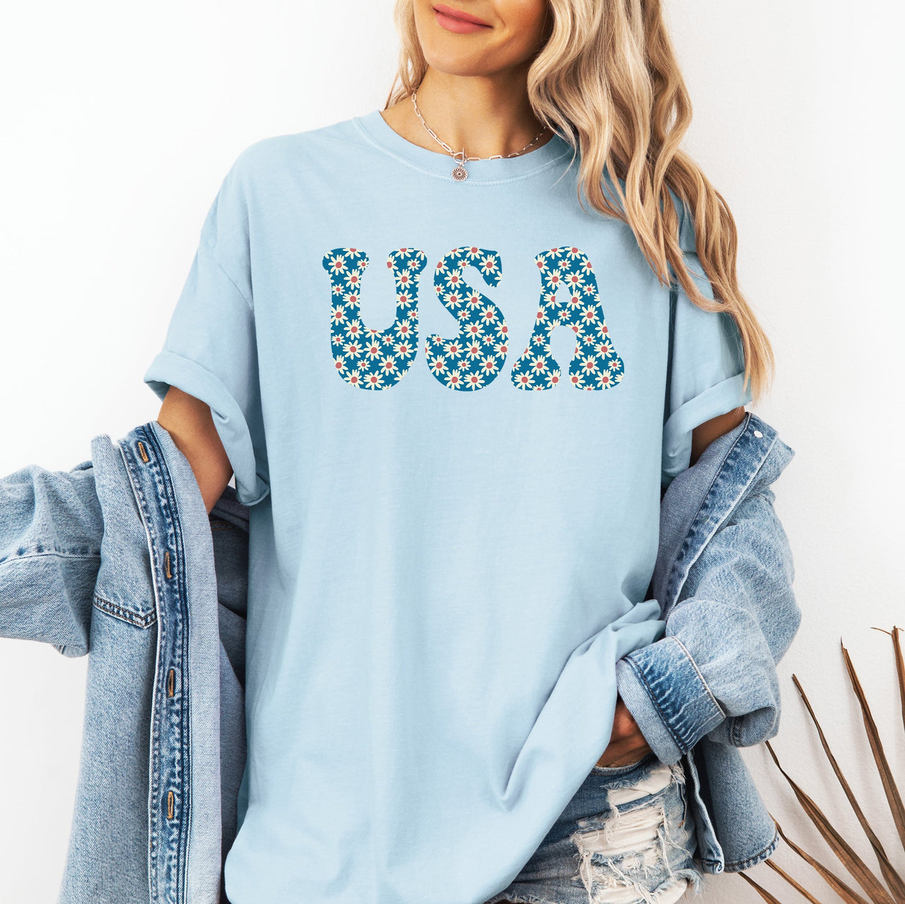 USA Retro Daisies Patriotic America 4th of July Floral Celebration Design Comfort Colors Tee
