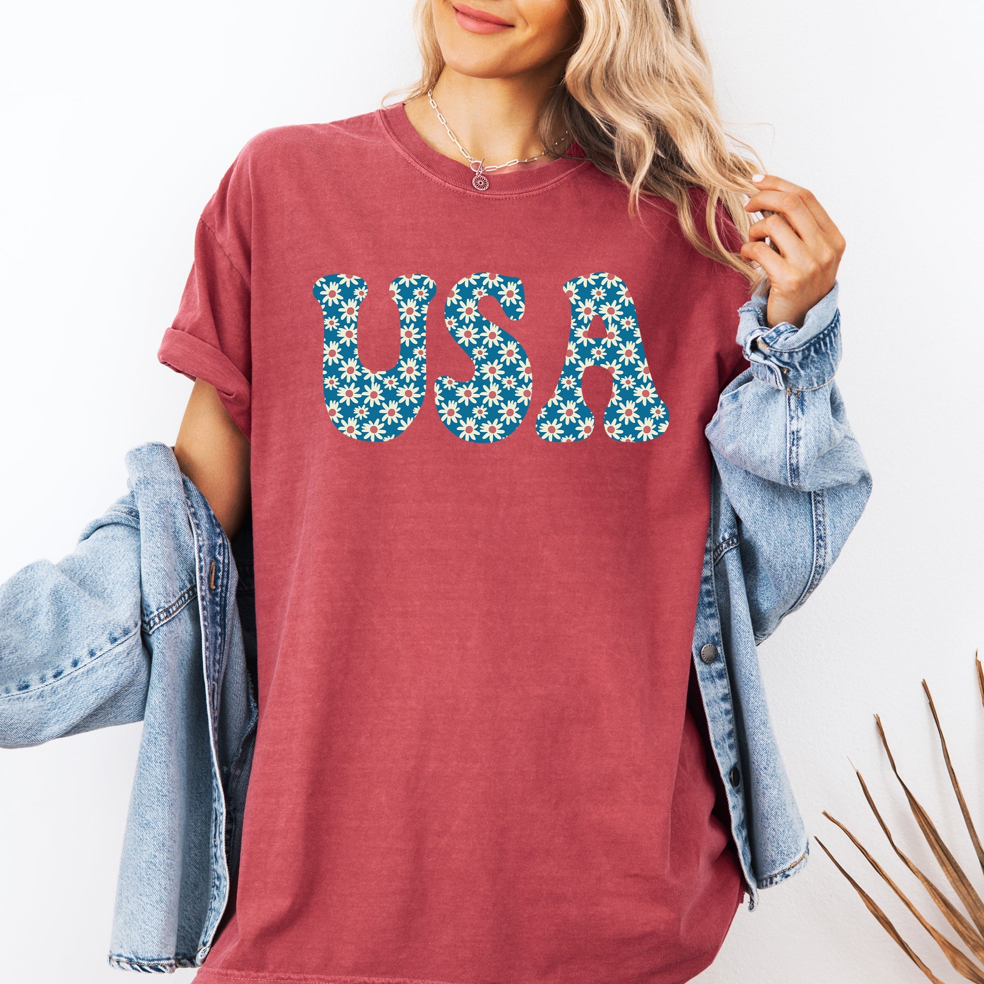 USA Retro Daisies Patriotic America 4th of July Floral Celebration Design Comfort Colors Tee