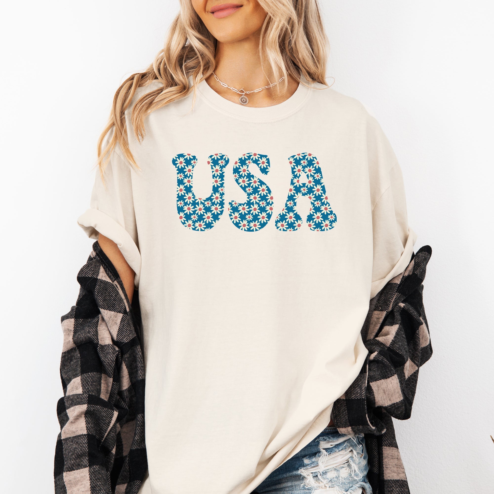USA Retro Daisies Patriotic America 4th of July Floral Celebration Design Comfort Colors Tee