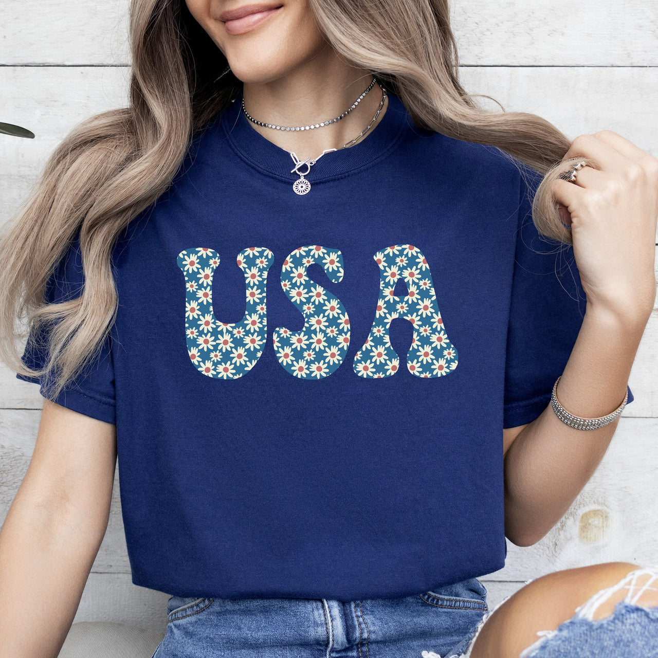 USA Retro Daisies Patriotic America 4th of July Floral Celebration Design Comfort Colors Tee