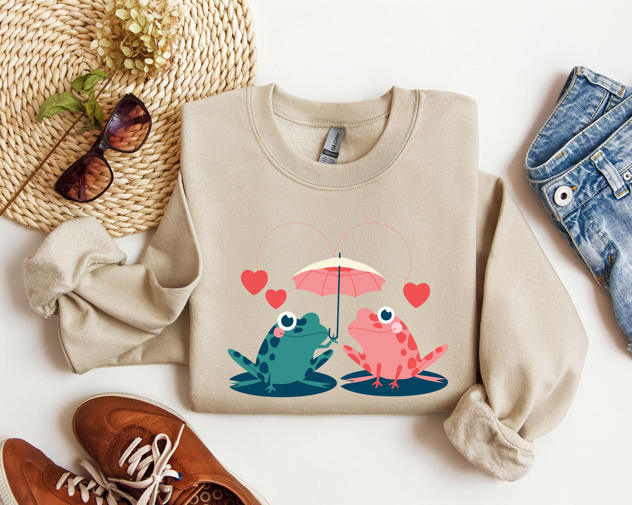 Retro Lover Frogs Vintage Valentine's Day Nostalgic Whimsy Print For Cozy Everyday Comfort Sweatshirt