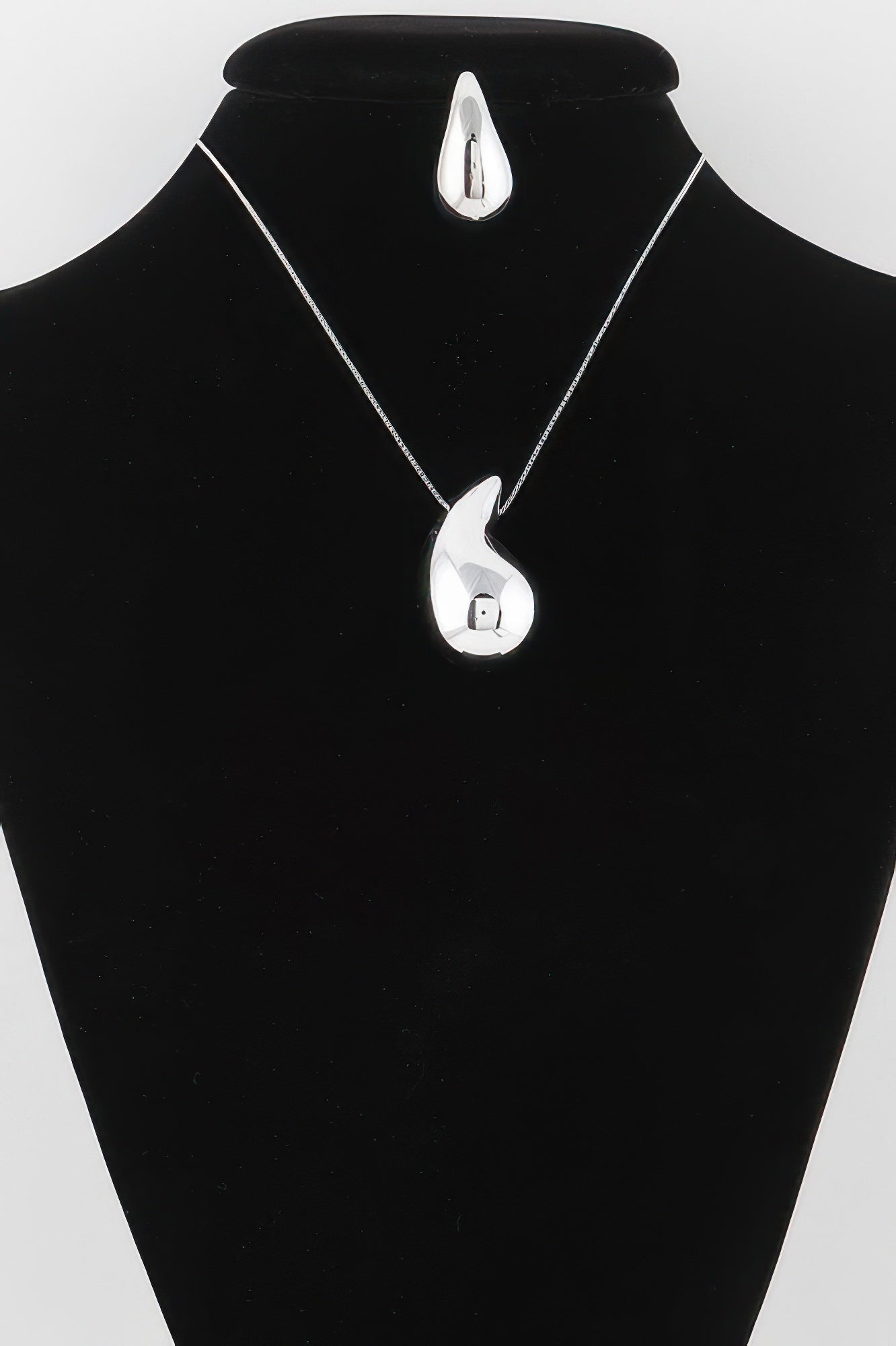 Shiny Teardrop Necklace Set