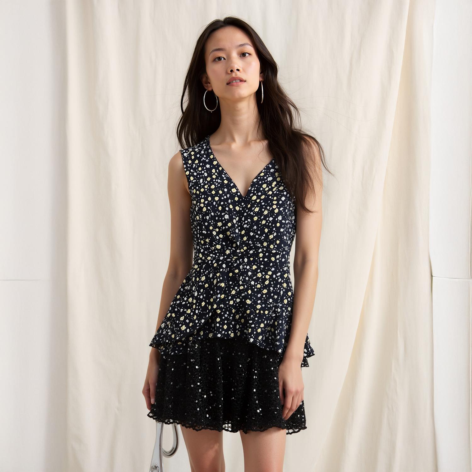 Pleione Sleeveless V-neck Twist Blouse