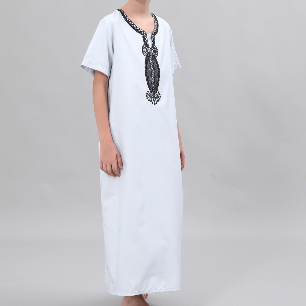 Boys' Embroidered Thobe with Ornate Neckline(MKB036)