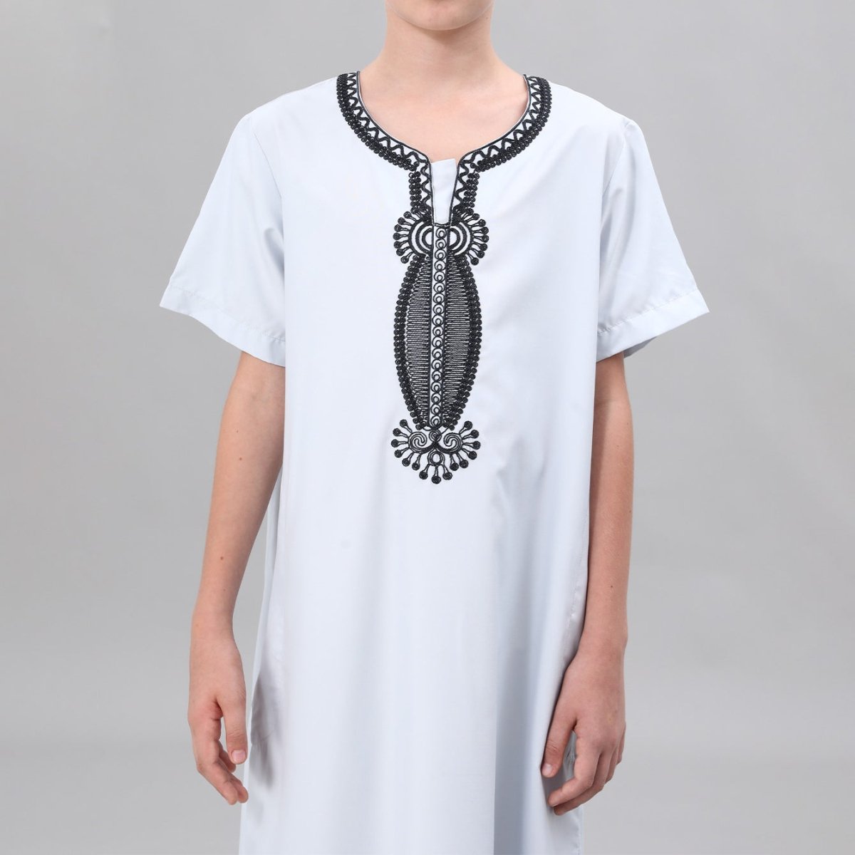 Boys' Embroidered Thobe with Ornate Neckline(MKB036)