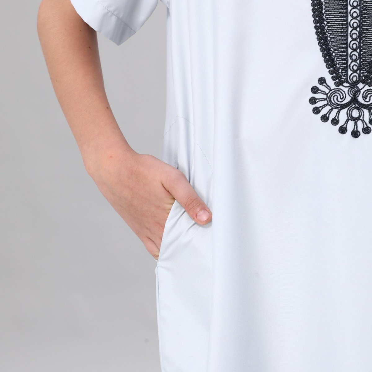 Boys' Embroidered Thobe with Ornate Neckline(MKB036)