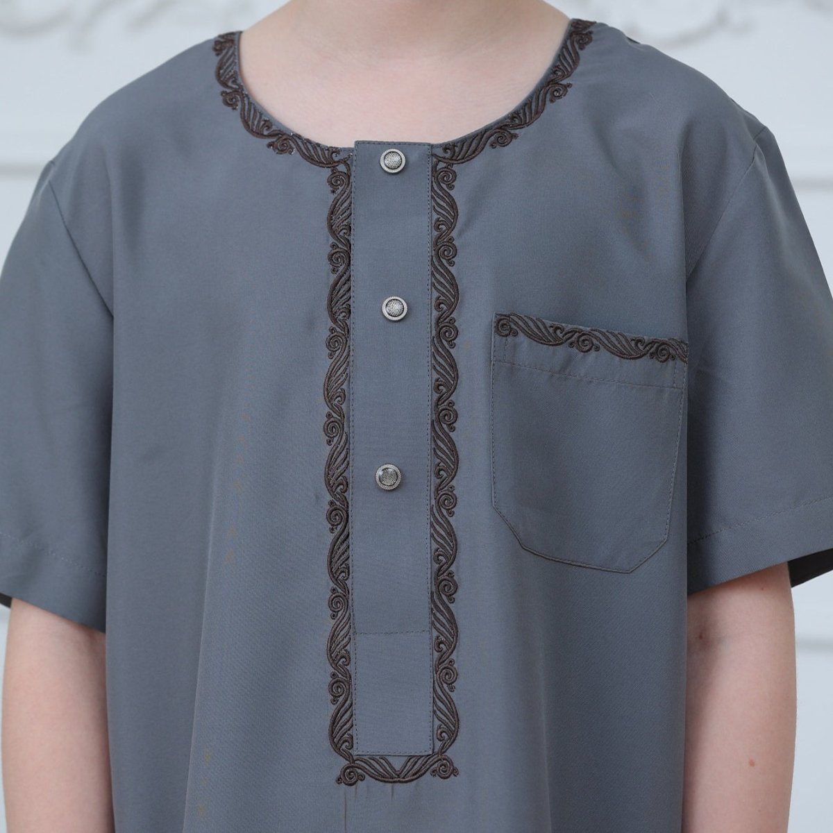Boys' Embroidered Thobe with Side Pockets(MKB031)