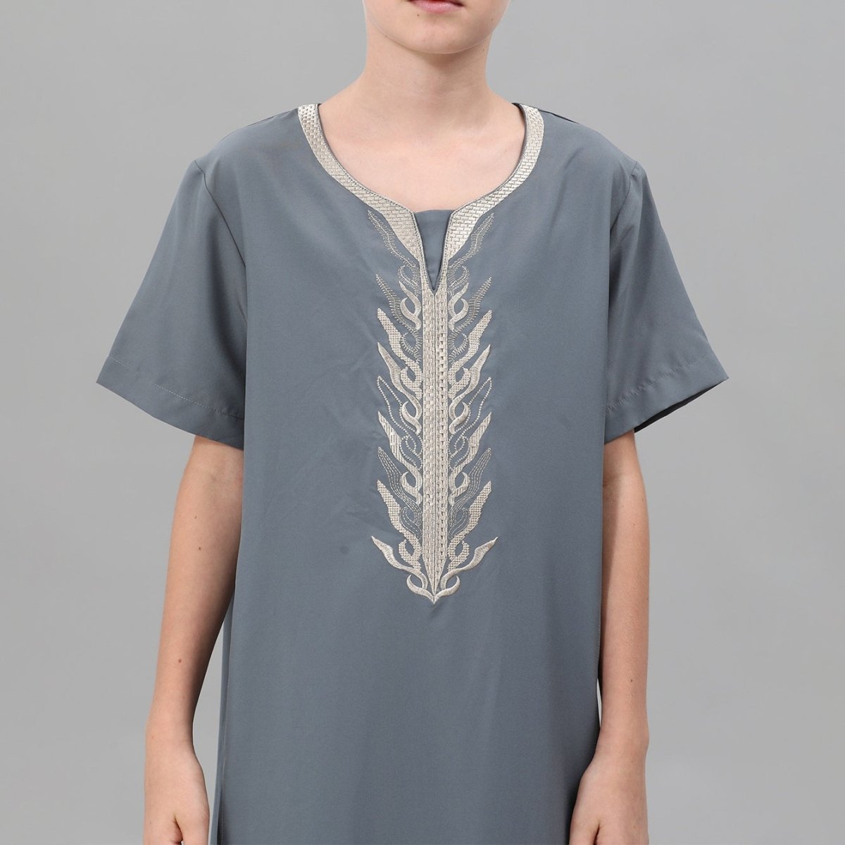 Boys' Embroidered Thobe with Side Pockets(MKB035)