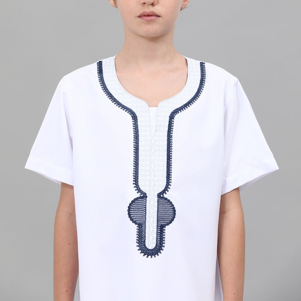 Boys' Embroidered Thobe with Side Pockets(MKB035)