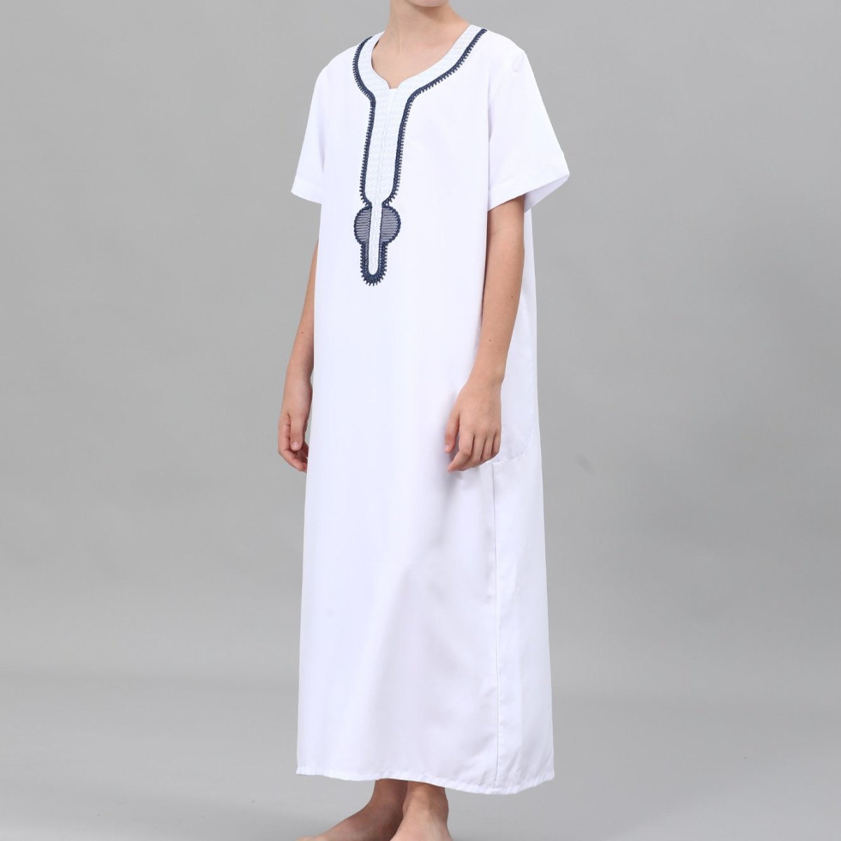 Boys' Embroidered Thobe with Side Pockets(MKB035)