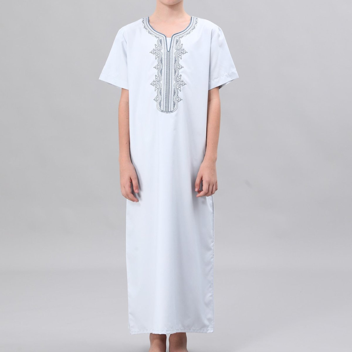 Boys' Embroidered Thobe with Side Pockets(MKB035)
