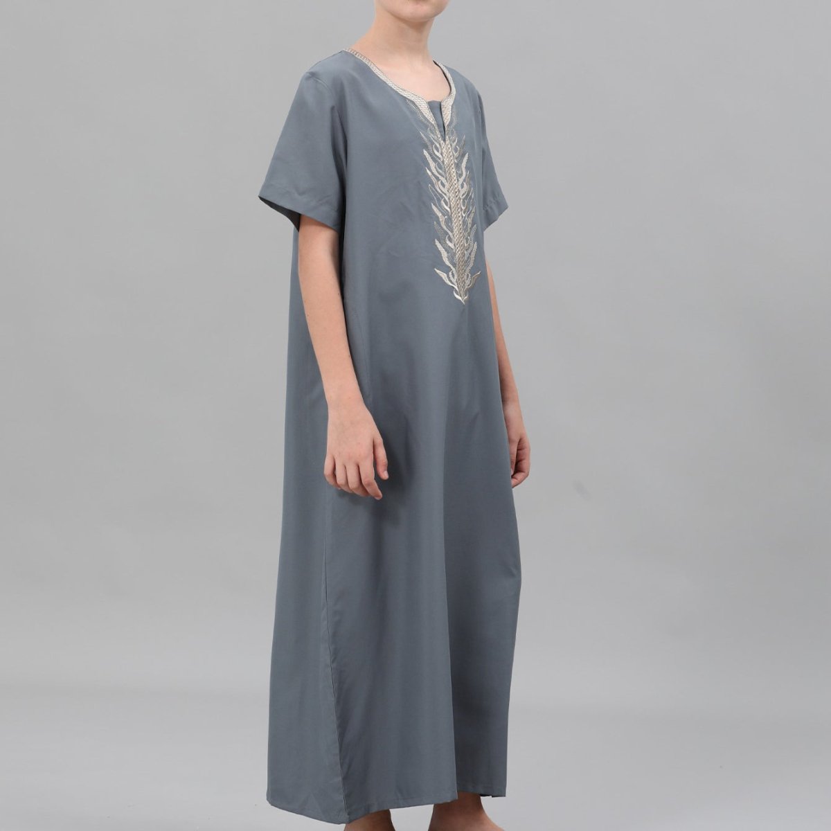 Boys' Embroidered Thobe with Side Pockets(MKB035)