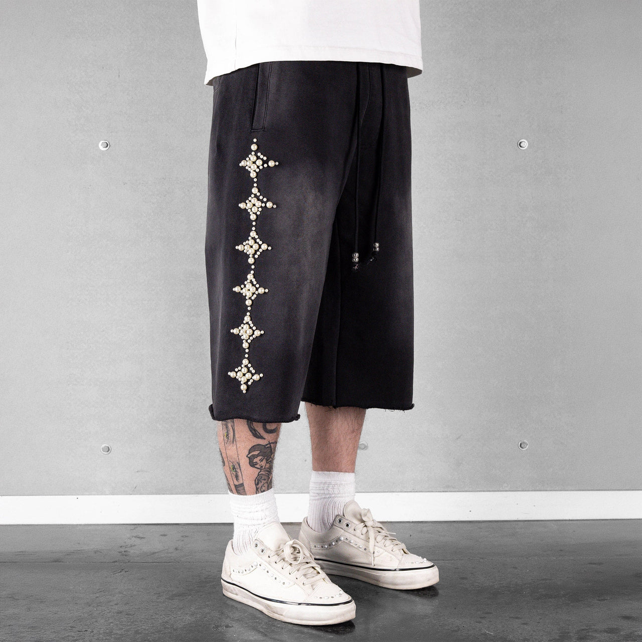 Commons Pearled Star Sweatshort Vintage Black