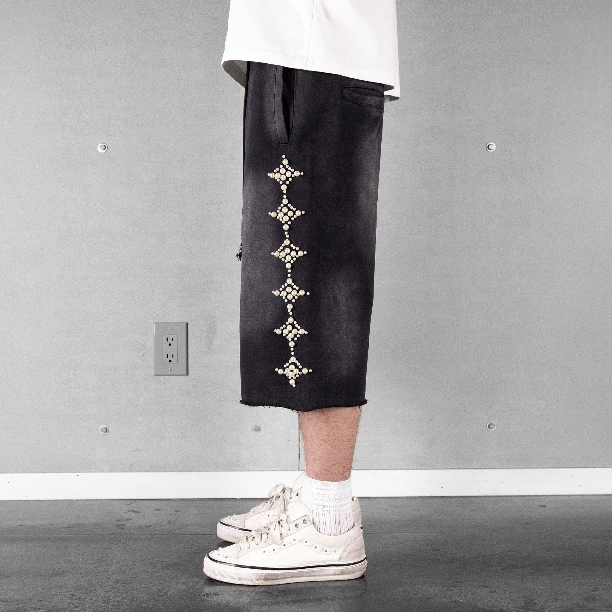 Commons Pearled Star Sweatshort Vintage Black