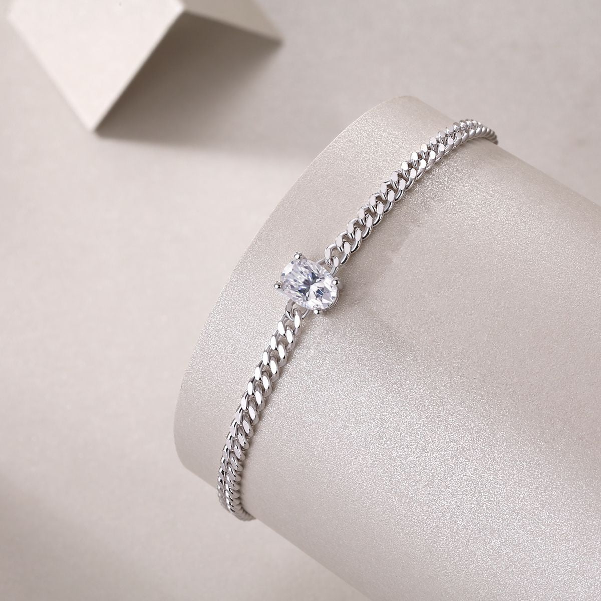 Breakthrough - A fashionable jewelry bracelet set with Moissanite S925 sterling silver and platinum-plated diamonds, a luxurious silver accessory