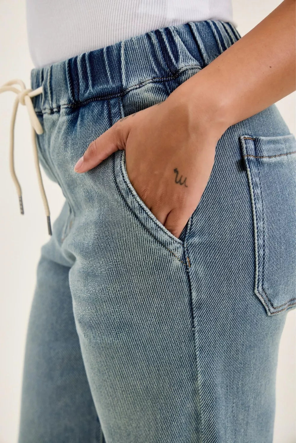 Judy Blue Hight Waist Wilhelmina Baggy Jeans with Md Aged Stone Blue Wash
